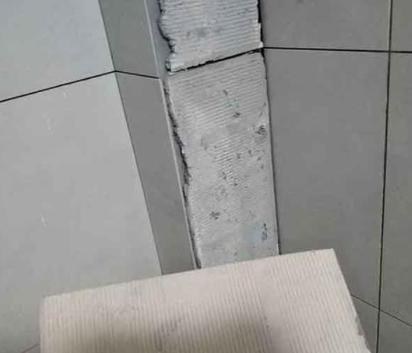 嘉陵瓷砖空鼓维修公司分享下厨房瓷砖脱落的补救措施。